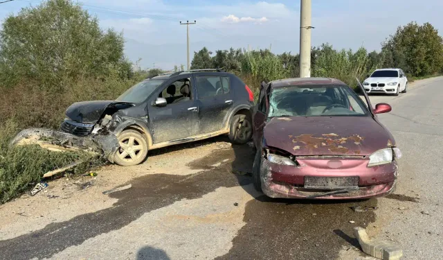 İzmir’de korkutan kaza: 2 otomobil çarpıştı, yaralılar var