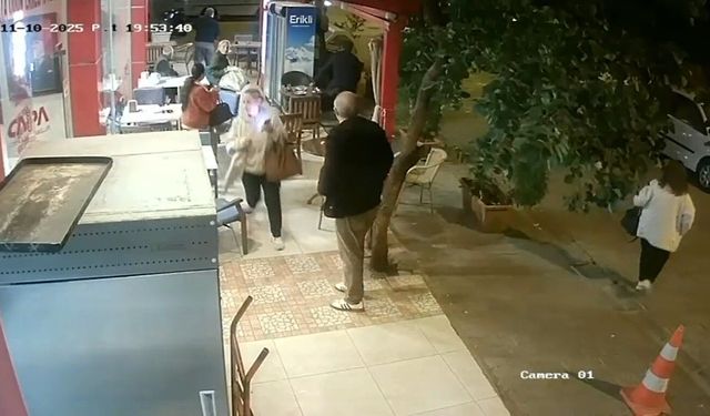 İzmir’de pastanede korku dolu anlar: Elinde bıçakla müşterilere saldırdı!
