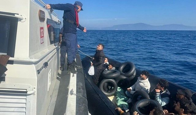 İzmir'de sahil güvenlik operasyonu: Menderes’te 14, Foça’da 35 göçmen kurtarıldı