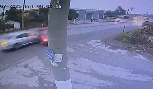 İzmir'de feci kaza... 2 kişi hayatını kaybetti: O anlar kamerada