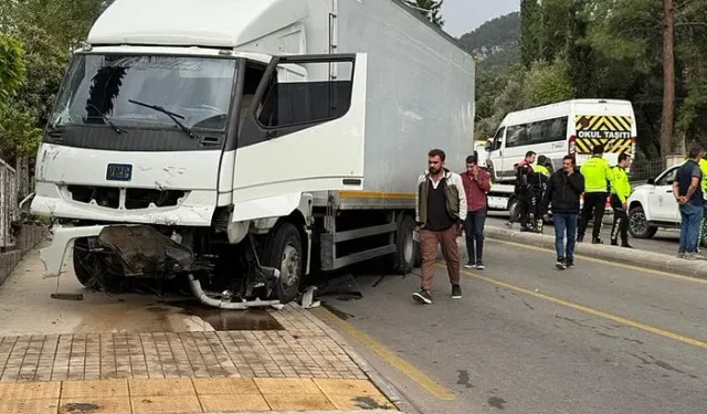 Muğla'da kamyonun freni patladı: Öğrenci servisine çaptı, 22 yaralı!