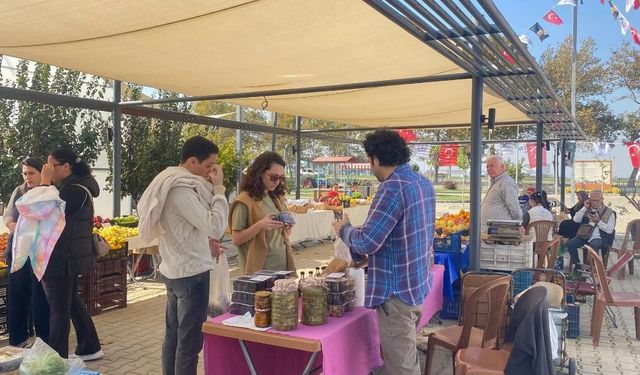 Selçuk Efes Tarlası Yaşam Köyü’nde üretici pazarında lezzet şöleni: Üretici ve tüketici memnun