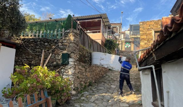 Şirince'de görüntü kirliliği bitiyor: Efes Selçuk Belediyesi izinsiz tabelaları tek tek söktü