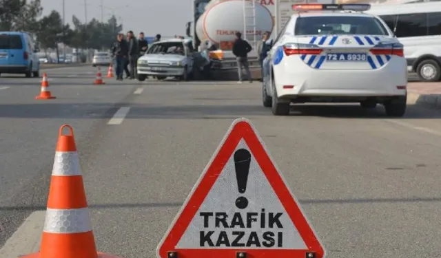 Torbalı’da otomobil park halindeki tıra çarptı: İki kardeş yaralandı