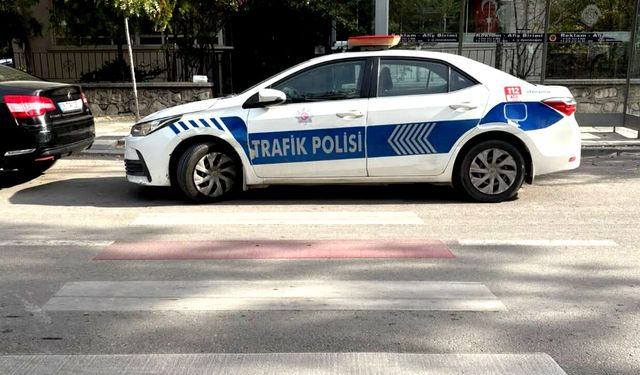 Afyonkarahisar'da emniyet aracını yaya geçidine park eden polise para cezası!