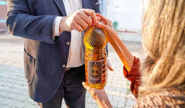 İzmirli miniklerin topladığı zeytinler, ihtiyaç sahiplerinin sofralarına bereket olacak