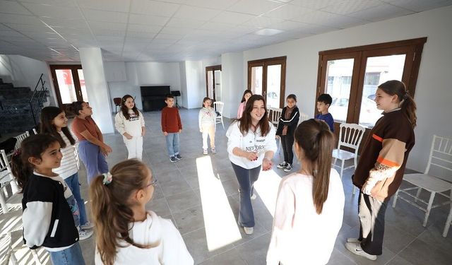 Dersler başladı... İzmirli miniklere ücretsiz tiyatro eğitimi