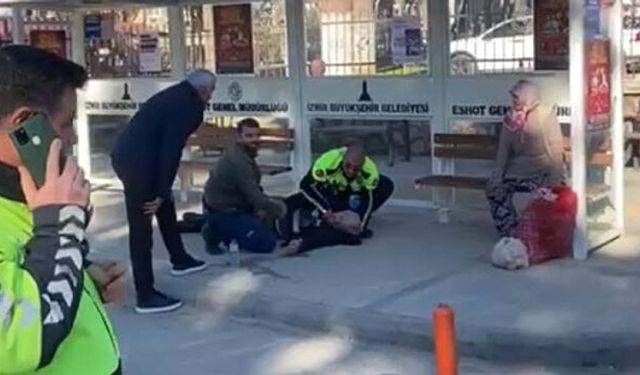 Otobüs durağında yere yığıldı: Nefesi kesilen kişiyi trafik polisi kurtardı