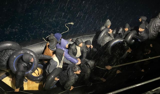 Çeşme açıklarında 7’si çocuk 34 düzensiz göçmen yakalandı