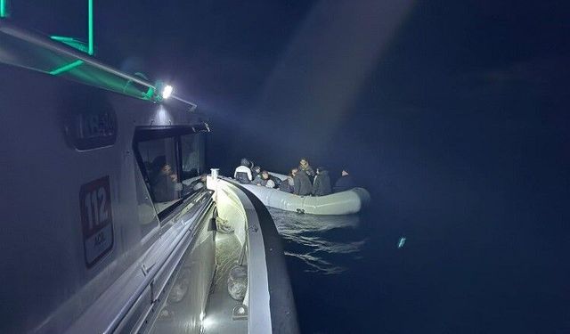 İzmir açıklarında sürüklenen bottaki düzensiz göçmen kurtarıldı