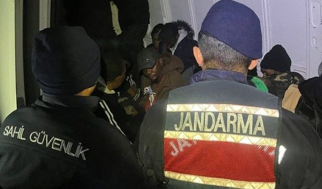 İzmir açıklarında can pazarı: 27 göçmen kurtarıldı, 4 kaçakçı yakalandı