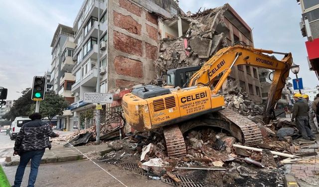 Balçova’da kentsel dönüşüm yıkımı: Yan binada hasar oluştu, vatandaş paniğe kapıldı