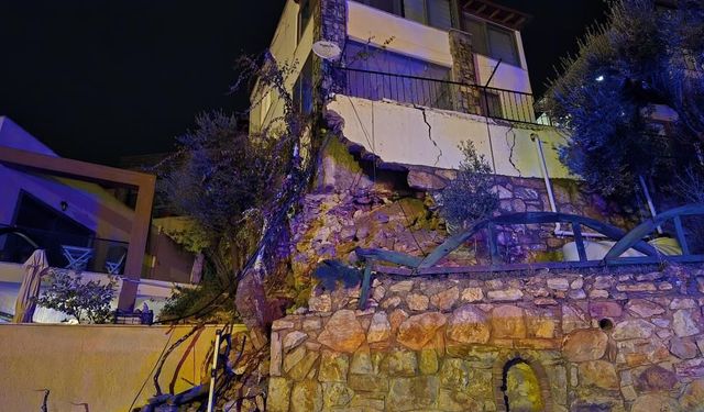Bodrum'u sağanak vurdu: Evin istinat duvarı çöktü, yollar göle döndü