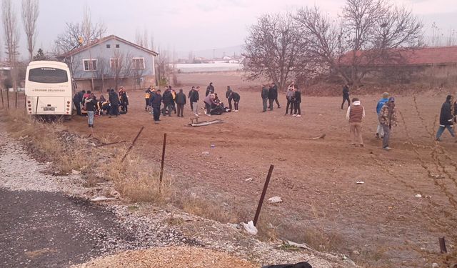 Afyonkarahisar'da öğrenci servis aracı ile kamyonet çarpıştı: 14 kişi yaralandı
