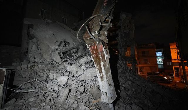 İzmir Bayraklı’da kontrolsüz yıkım: Beton bloklar komşu eve zarar verdi
