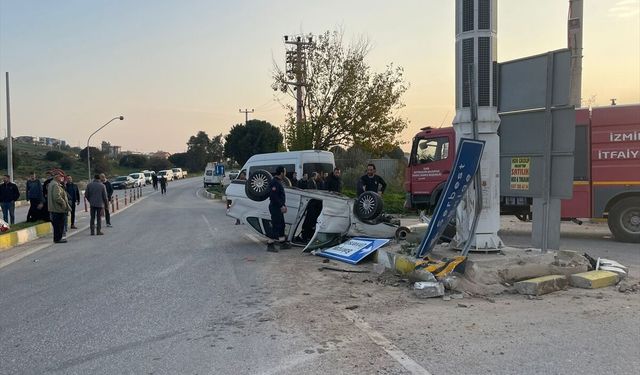 İzmir Foça'da refüje çarpan araç takla attı: 2 kişi yaralandı