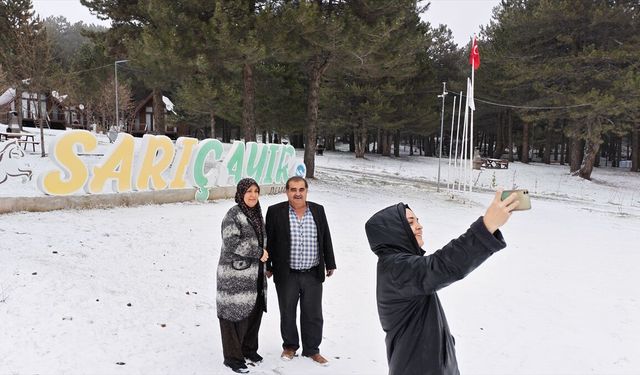 Manisa'ya sezonun ilk kar yağışı indi: Demirci’de yüksek kesimler beyaza büründü