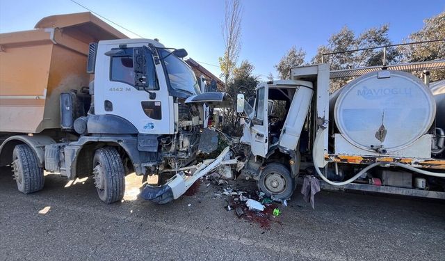 Ödemiş’te kamyon ile kamyonet çarpıştı: 1 yaralı
