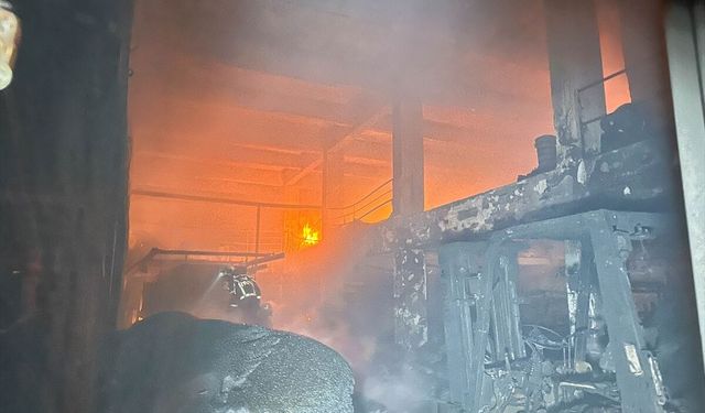 Uşak'ta fabrika yangını: Alevler kilometrelerce öteden görüldü