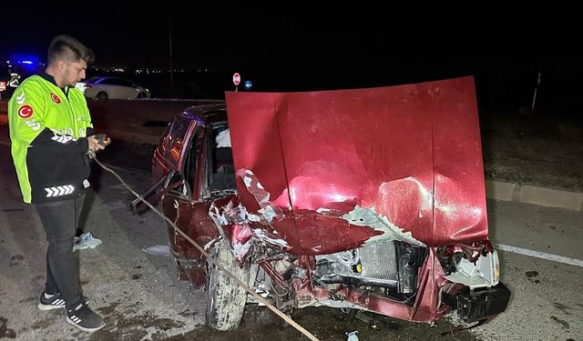 Uşak'ta hafif ticari araç ile otomobil çarpıştı: 6 yaralı