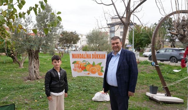 Seferihisarlı küçük Ferit'ten büyük duyarlılık: Sokak hayvanlarına mandalinalı destek