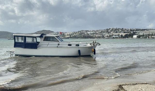 Bodrum ve Marmaris'te sağanak ve fırtına: Balıkçı tekneleri battı, denizin rengi değişti