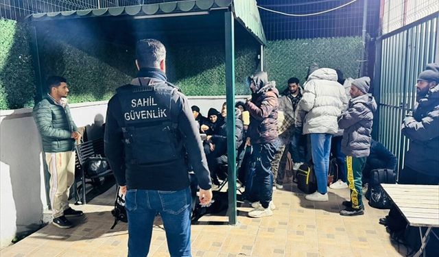 İzmir Güzelbahçe’de 21 düzensiz göçmen ve 1 organizatör yakalandı