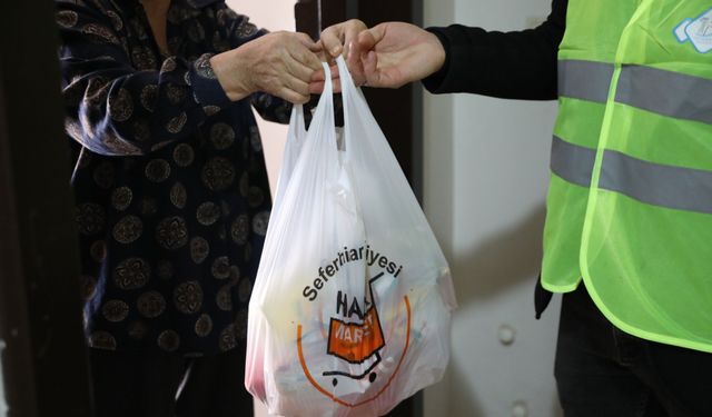 İzmir'de yılbaşı dayanışması: Paketler ihtiyaç sahibi ailelere dağıtılıyor