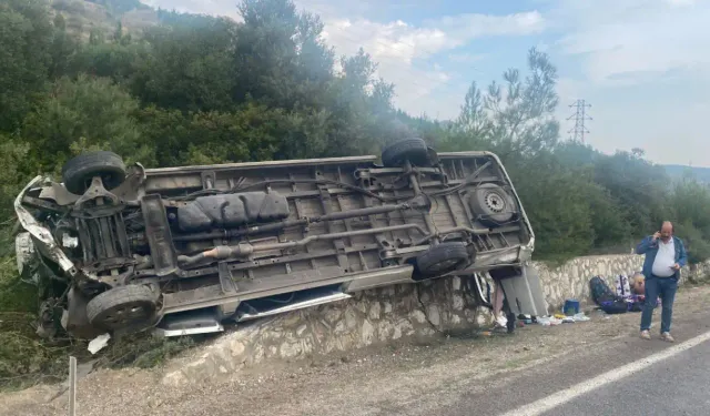 İzmir Menderes'te feci kaza: Araçlar hurdaya döndü, 1 kişi öldü