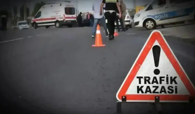 İzmir'de korkutan kaza: Otomobil devrildi, 2 kişi yaralandı