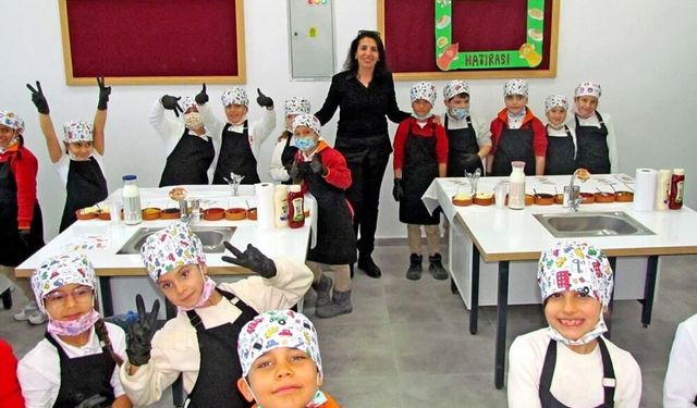 Çeşme’de minik şeflerden büyük lezzet: Kumpir etkinliği büyük ilgi gördü