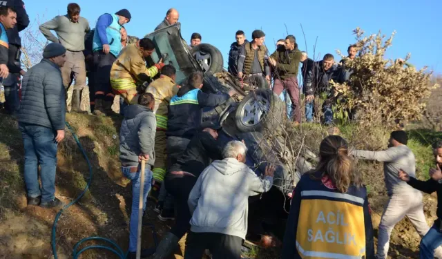 Manisa'da feci kaza: Direğe çarpıp, şarampole devrilen otomobilin sürücüsü ağır yaralandı