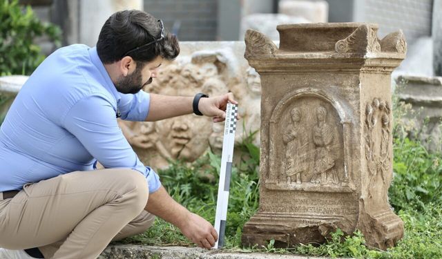 Muğla'da keçi çobanından tarihe ışık tutan keşif: 300 kg’lık Roma dönemine ait mezar steli