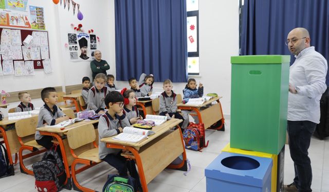 İzmir'de miniklere doğa dostu eğitim: Atık ayrıştırmayı okulda öğreniyorlar