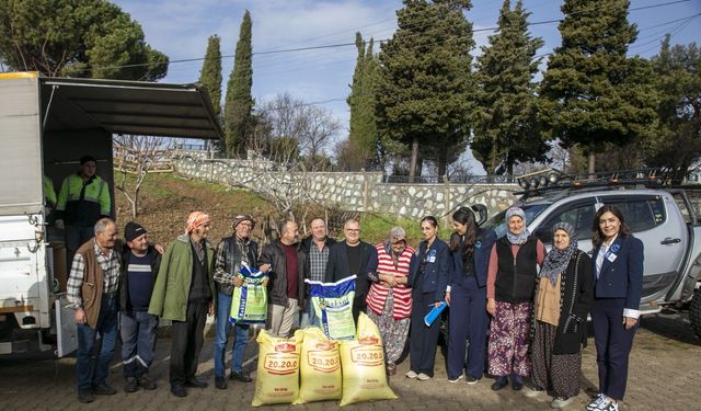Güzelbahçe Belediyesi’nden 152 çiftçiye can suyu: Tonlarca destek dağıtıldı