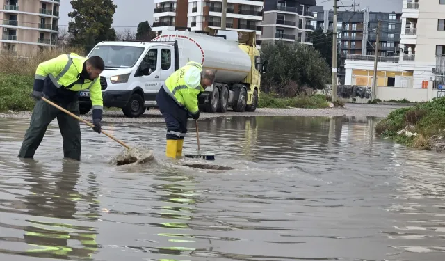 İzmir'de etkili olan yağış Çiğli'yi de vurdu: Belediye ekiplerinden hızlı müdahale!