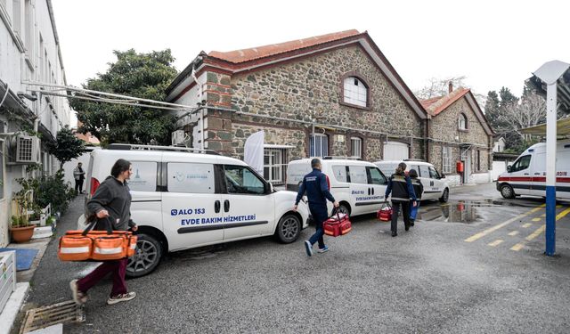 İzmir'de tarihi binalar görevde: Ambulanslar buradan yola çıkıyor