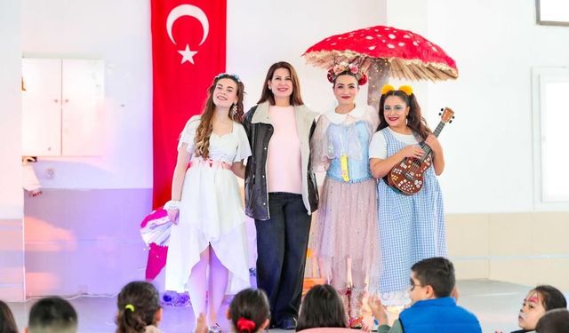 İzmir'de çocuklara özel gösteriler: Tiyatro Günleri sürüyor
