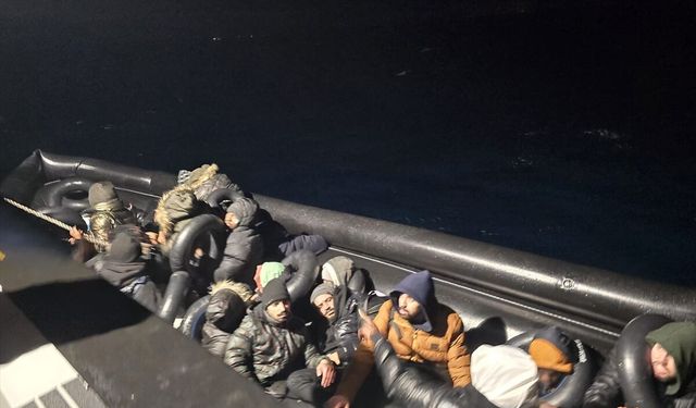 İzmir açıklarında lastik bot durduruldu: 29 düzensiz göçmen yakalandı
