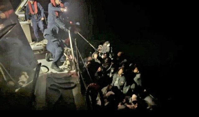 İzmir Seferihisar açıklarında 43 düzensiz göçmen yakalandı