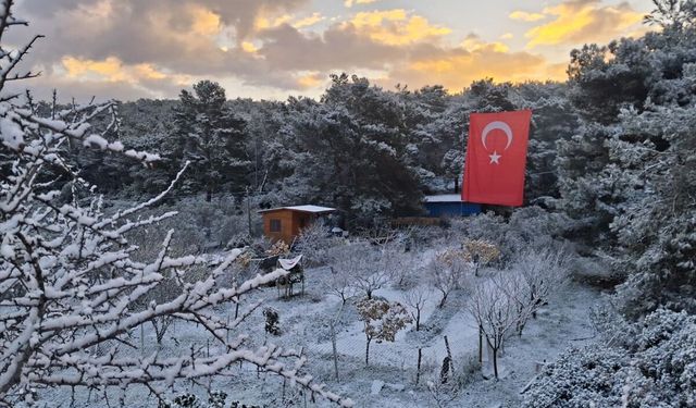 İzmir'de yeni yıla beyaz başlangıç: Urlalılar güne kar manzarası ile uyandı