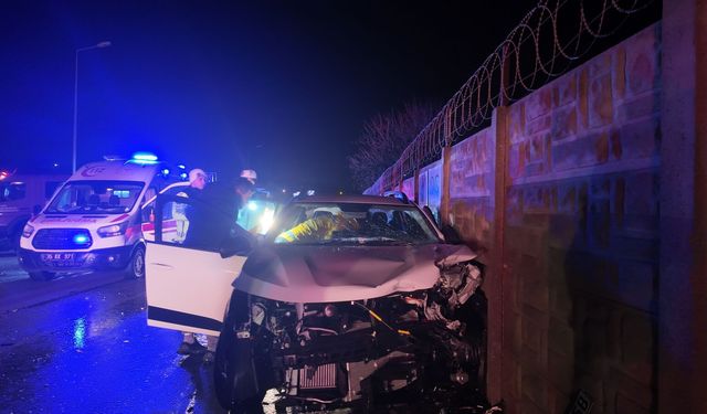 İzmir Foça'da iki otomobil kafa kafaya çarpıştı: 2'si ağır 6 yaralı