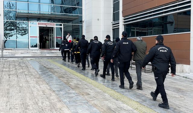 İzmir'de otel ve taksi bağlantılı fuhşa aracılık operasyonunda 8 kişi tutuklandı
