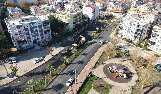 İzmir’de asfalt seferberliği hız kazandı: Merkezden ilçelere tüm yollar yenileniyor