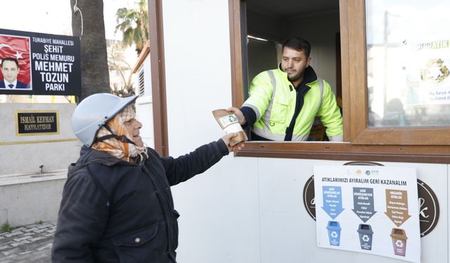 Seferihisar’da sıfır atık hamlesi: Atığını getirene deterjan ve ekmek ücretsiz!