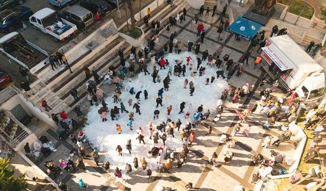 Balçova’da kar sürprizi: Belediye binası önünde çocuklar doyasıya eğlendi