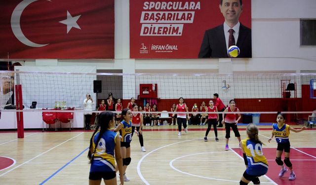 İzmirli gençler yarıştı... Yarıyıl tatilinde spor coşkusu!