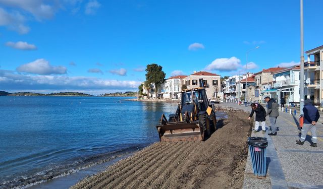 Foça Belediyesi sahada: Yol ve yeşil alanlar yenileniyor