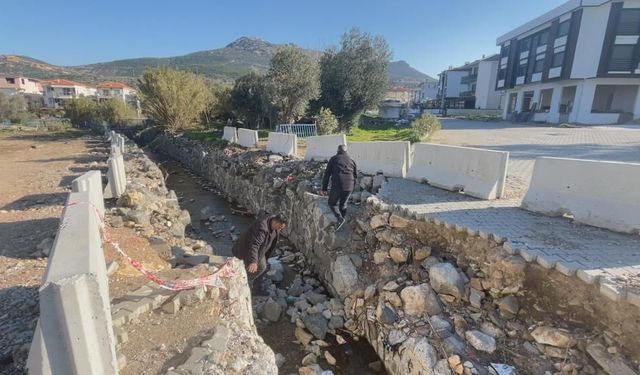 Yeni Foça’da 3 aydır bitmeyen kazı isyan ettirdi: Yol kapandı, 2 dakikalık mesafe 1,5 kilometre oldu