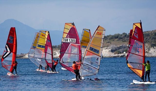Foça’da rüzgâr 12 ay durmuyor: Sporcular ve turistler ilçeye akın etti